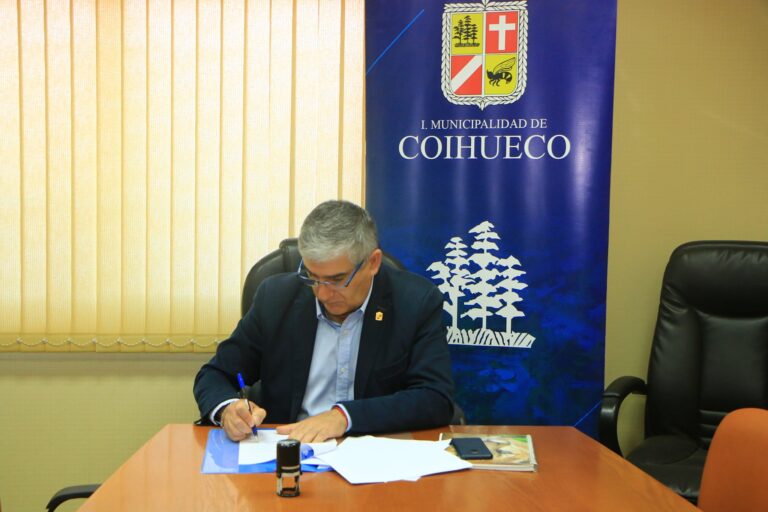 Municipio firma convenio para iniciar programa de nivelación de estudios
